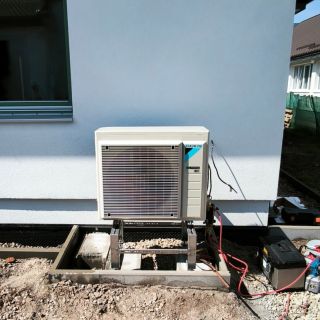 🔧✅ Nová montáž hotová! Dnes sme realizovali inštaláciu tepelného čerpadla Daikin ERGA v kombinácii s vnútornou jednotkou...